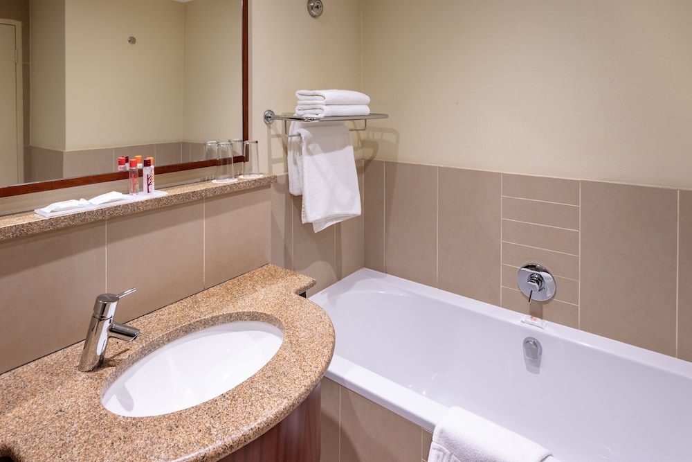 غرفة بسريرين منفصلين، City Lodge Hotel at OR Tambo International Airport 3/5