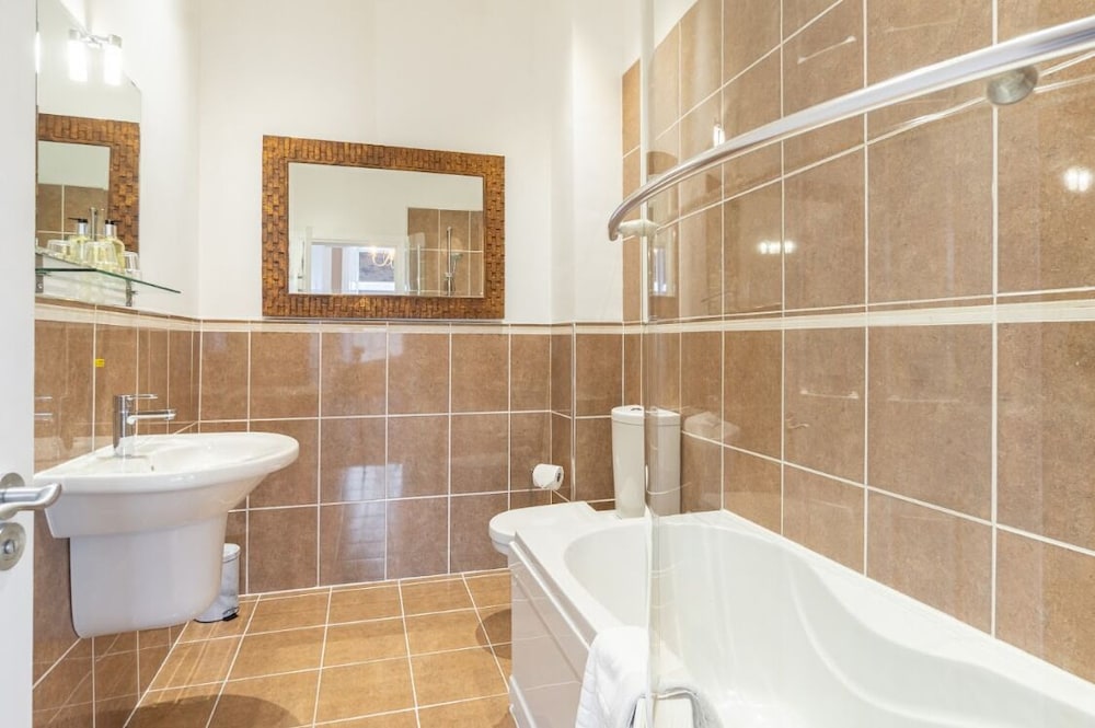 The Tontine Hotel 63/64