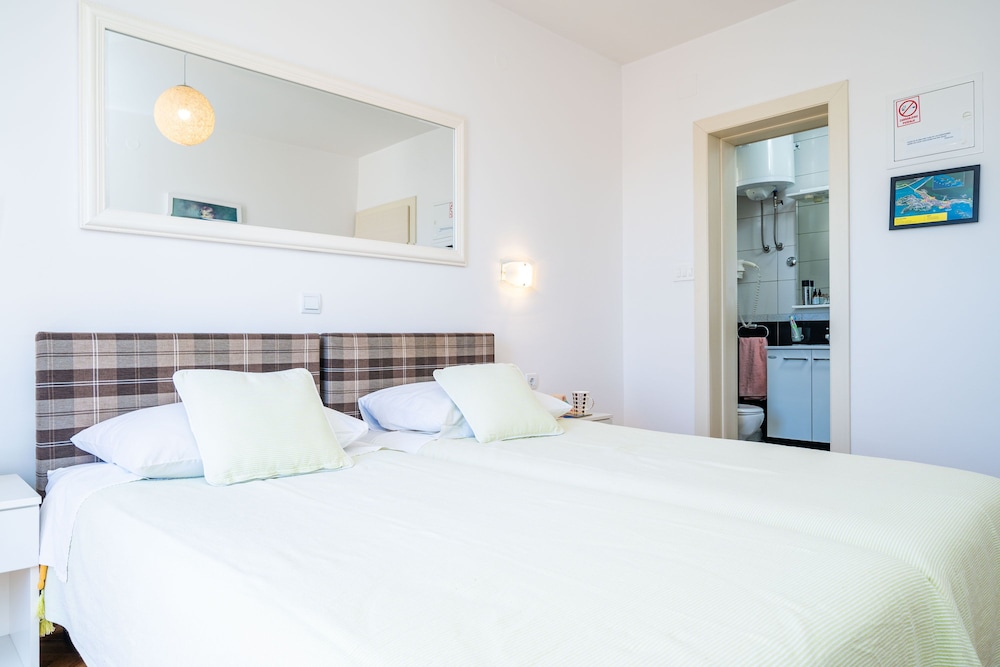 Jele Rooms 13/50