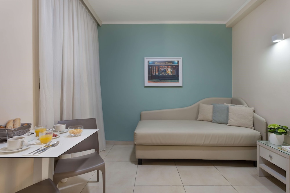 115 The Strand Hotel And Suites 22/49