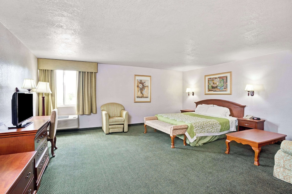 Days Inn & Suites by Wyndham Fullerton 6/26