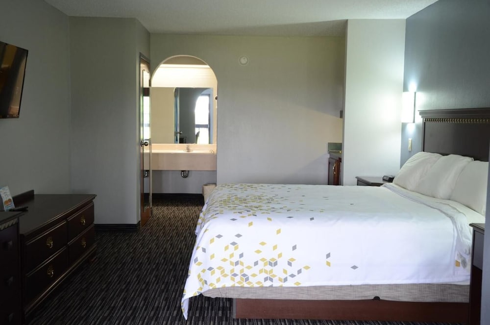 GATEWAY INN AND SUITES 23/39