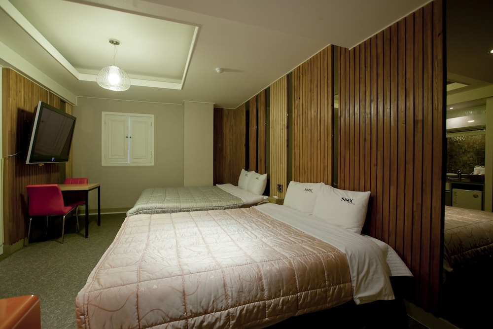 Max Motel 33/66