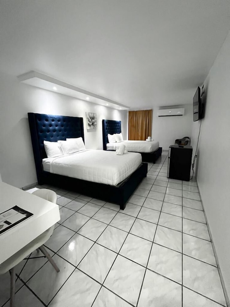 Douglas Highway Hotel 10/31