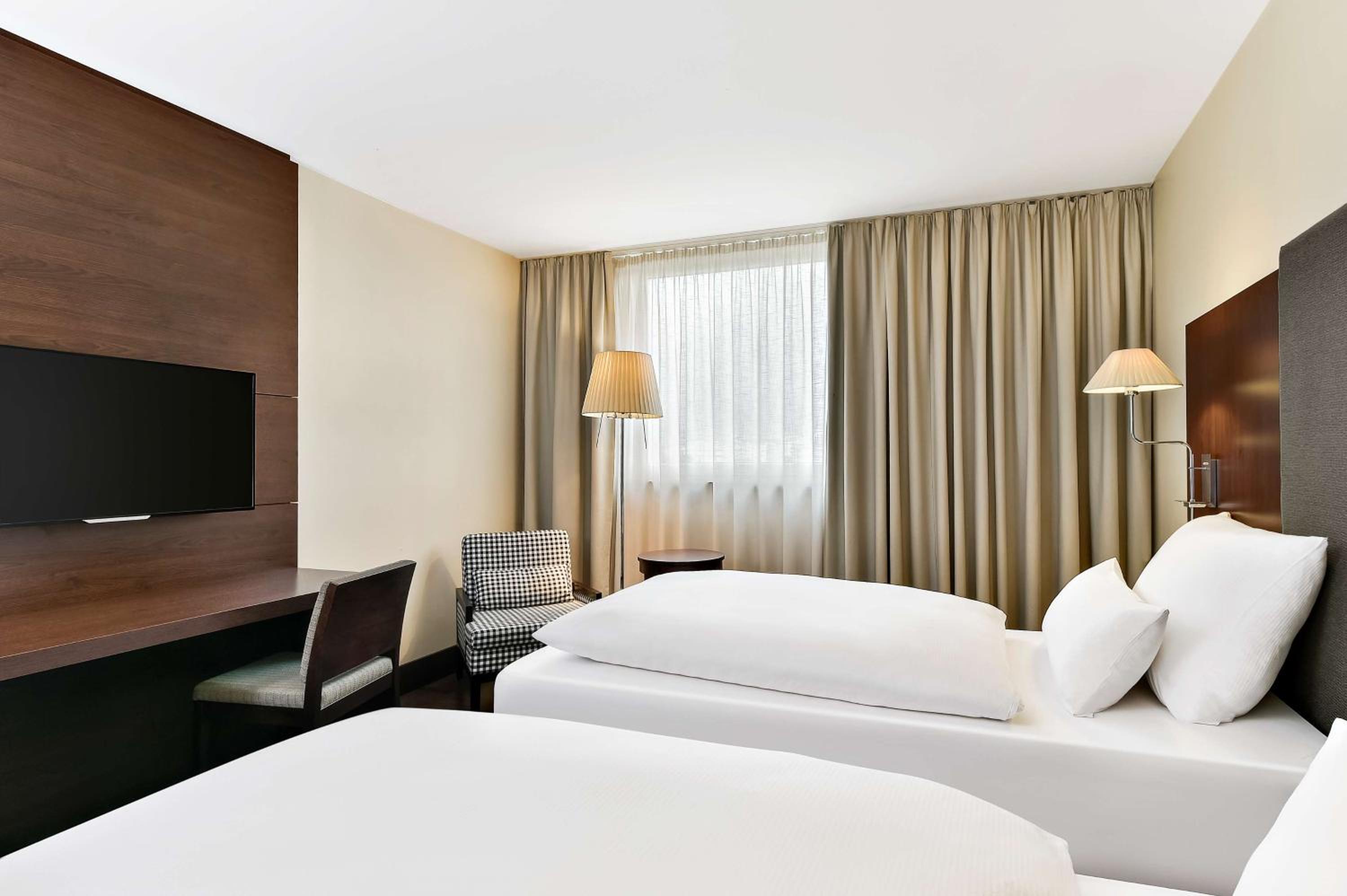 Standard, King Bed, Nh Stuttgart Airport 8/10