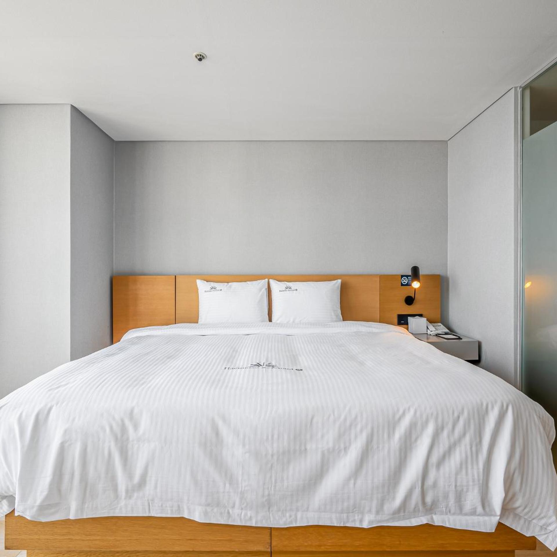 Ocean, Superior, Queen Bed