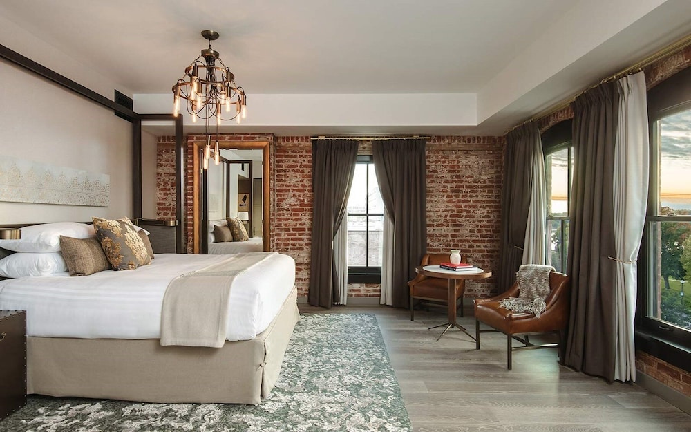 The Charmant Hotel 12/80