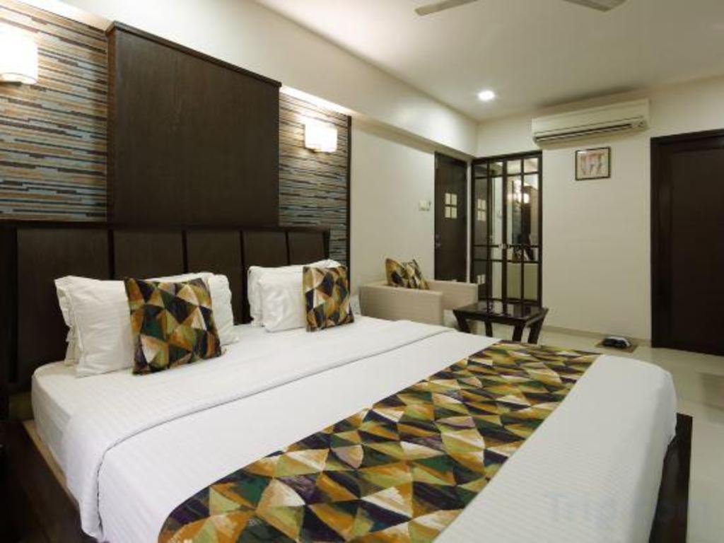 HOTEL ACCOLADE 11/28