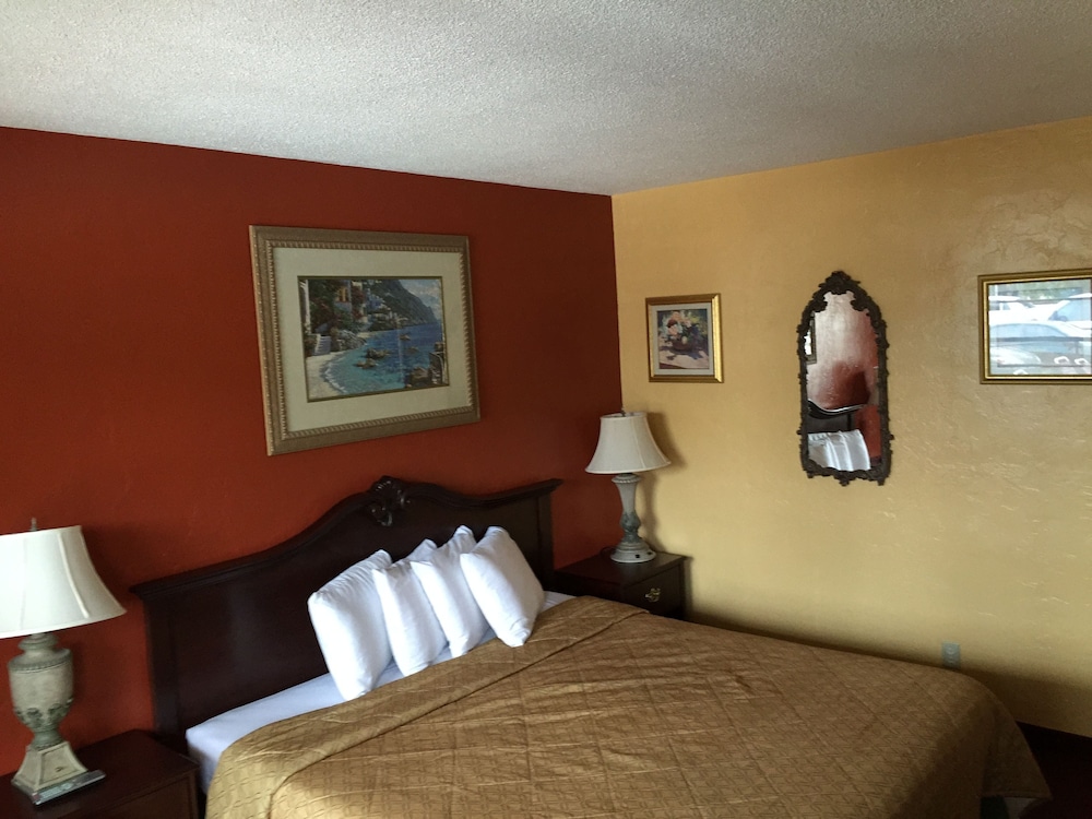 Econo Lodge St. Petersburg Central 30/54