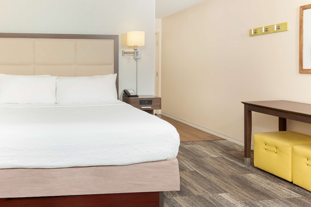 Hampton Inn and Suites Niles Warren OH 28/77