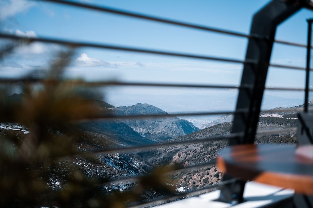 The Mountains Hotel 46/50