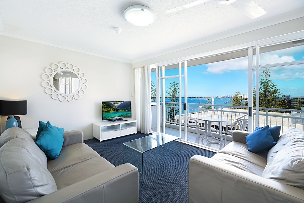Atrium Resort 37/70