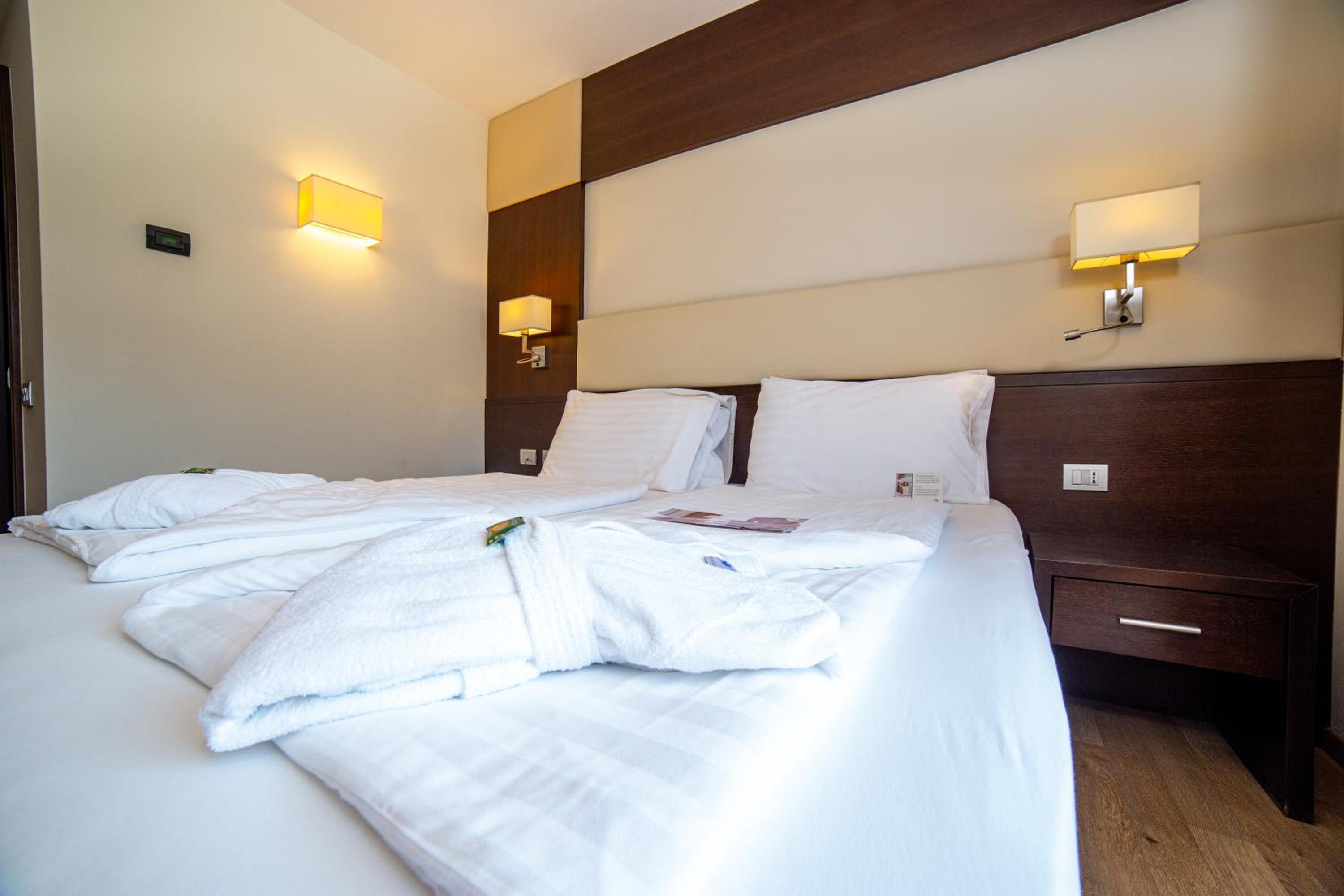 غرفة تنفيذية بسرير كينج بشرفة بجاكوزي، Best Western Hotel Adige 2/4