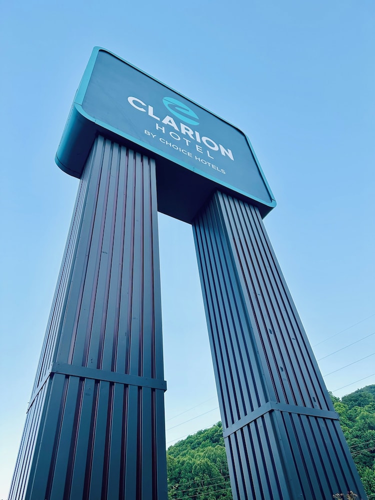Clarion Hotel Conference Center Maggie Valley NC 1/32