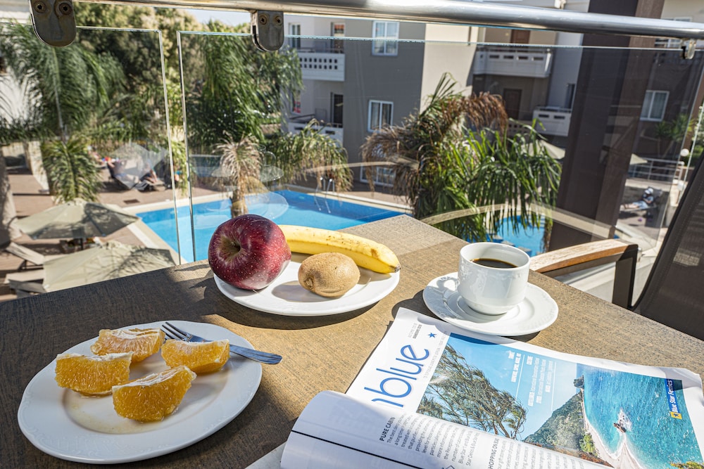 Golden Bay Suites 48/67