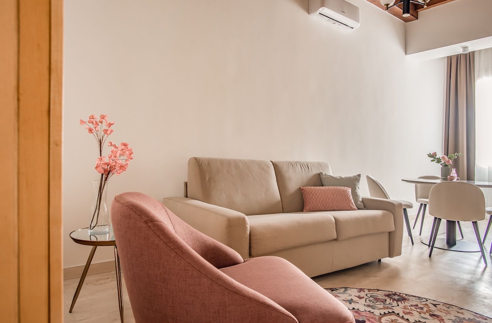 Grand Master Suites 52/74