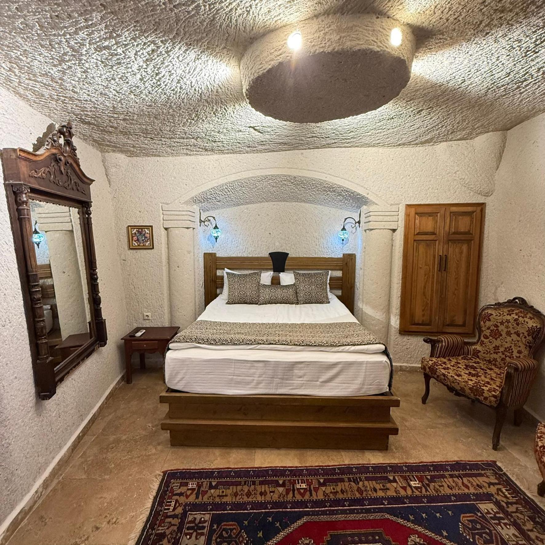 Cave, Double Bed
