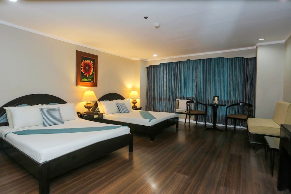 Holiday Plaza Hotel 43/86