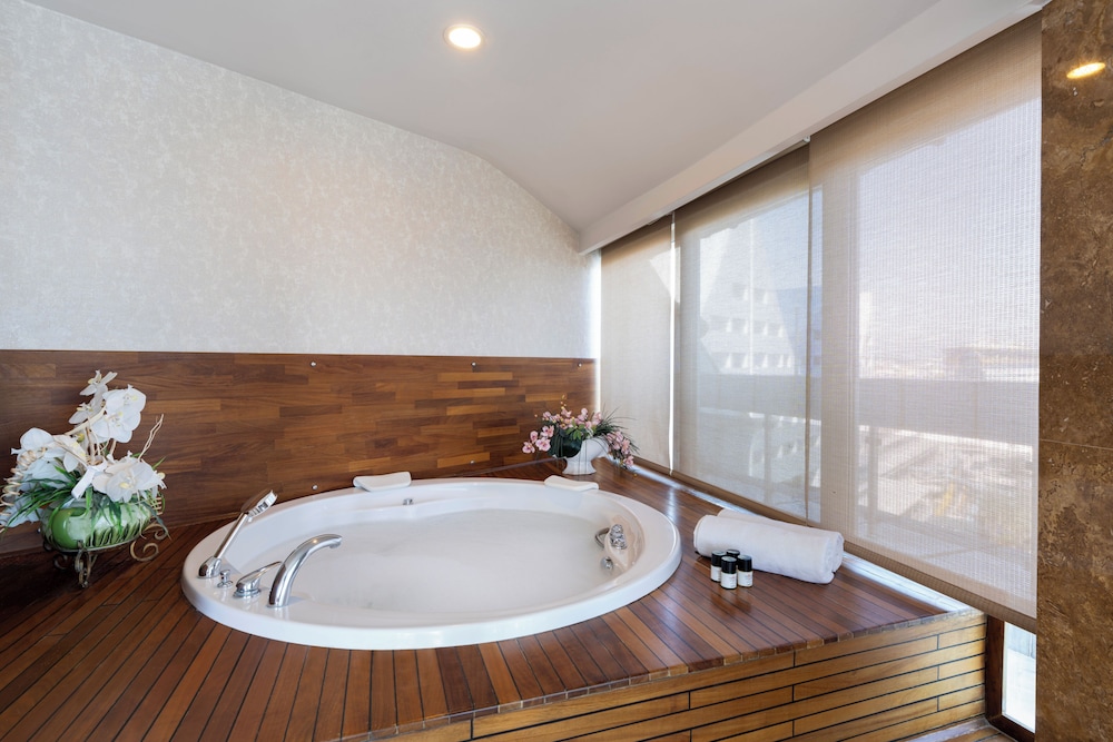 جناح بسرير كينج وسرير مزدوج وسريرين منفصلين بإطلالة على البحر بجاكوزي، Orange County Alanya 9/10