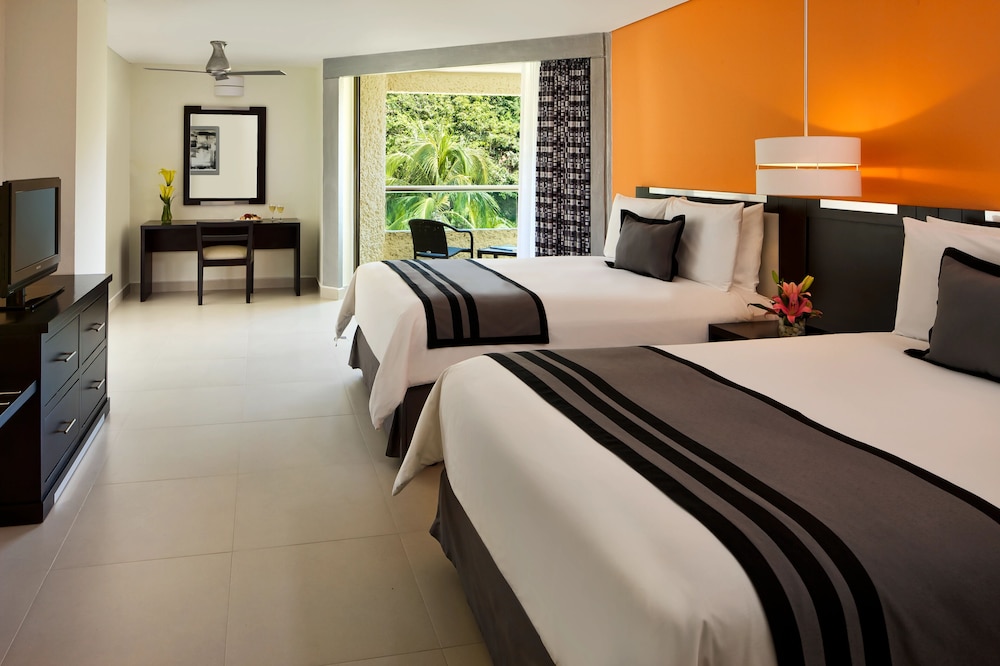 Deluxe, 2 Double Beds, Tropical View