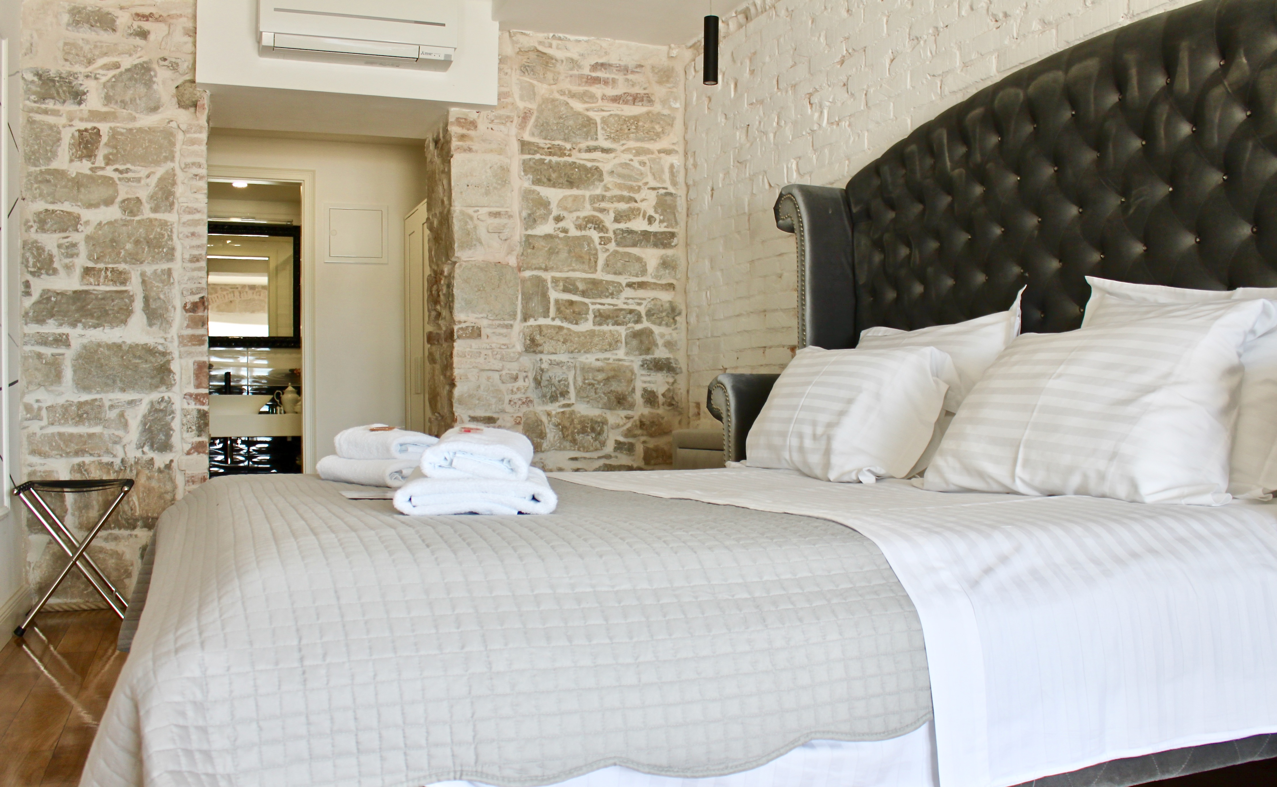 Deluxe, Double Bed, Beach Front، Galeria Valeria Seaside Downtown - MAG Quaint & Elegant Boutique Hotels 4/9