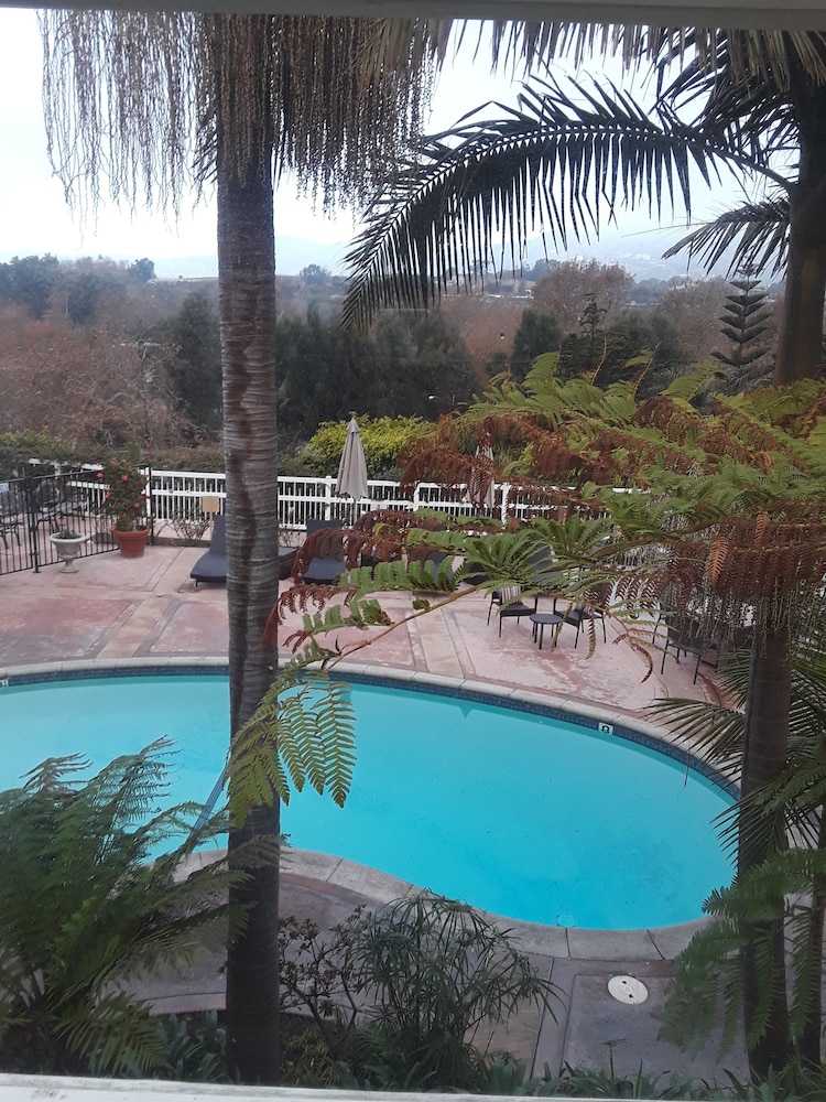 Malibu Country Inn 40/50