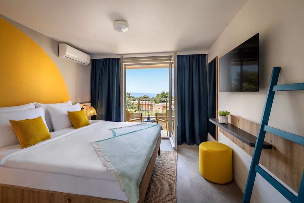 Room, Queen Bed, 2 Balconies