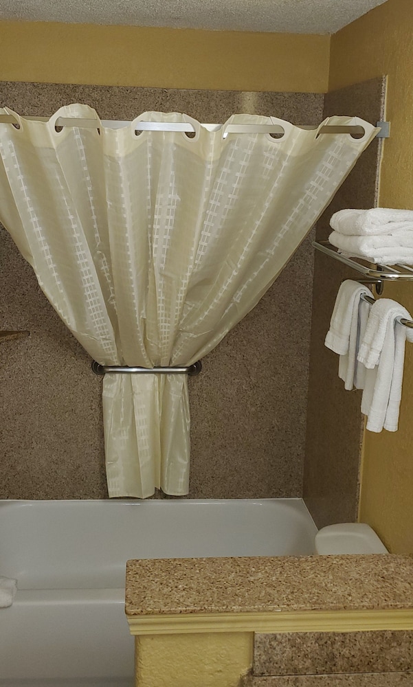 Americas Best Value Inn Suites Pensacola 16/30