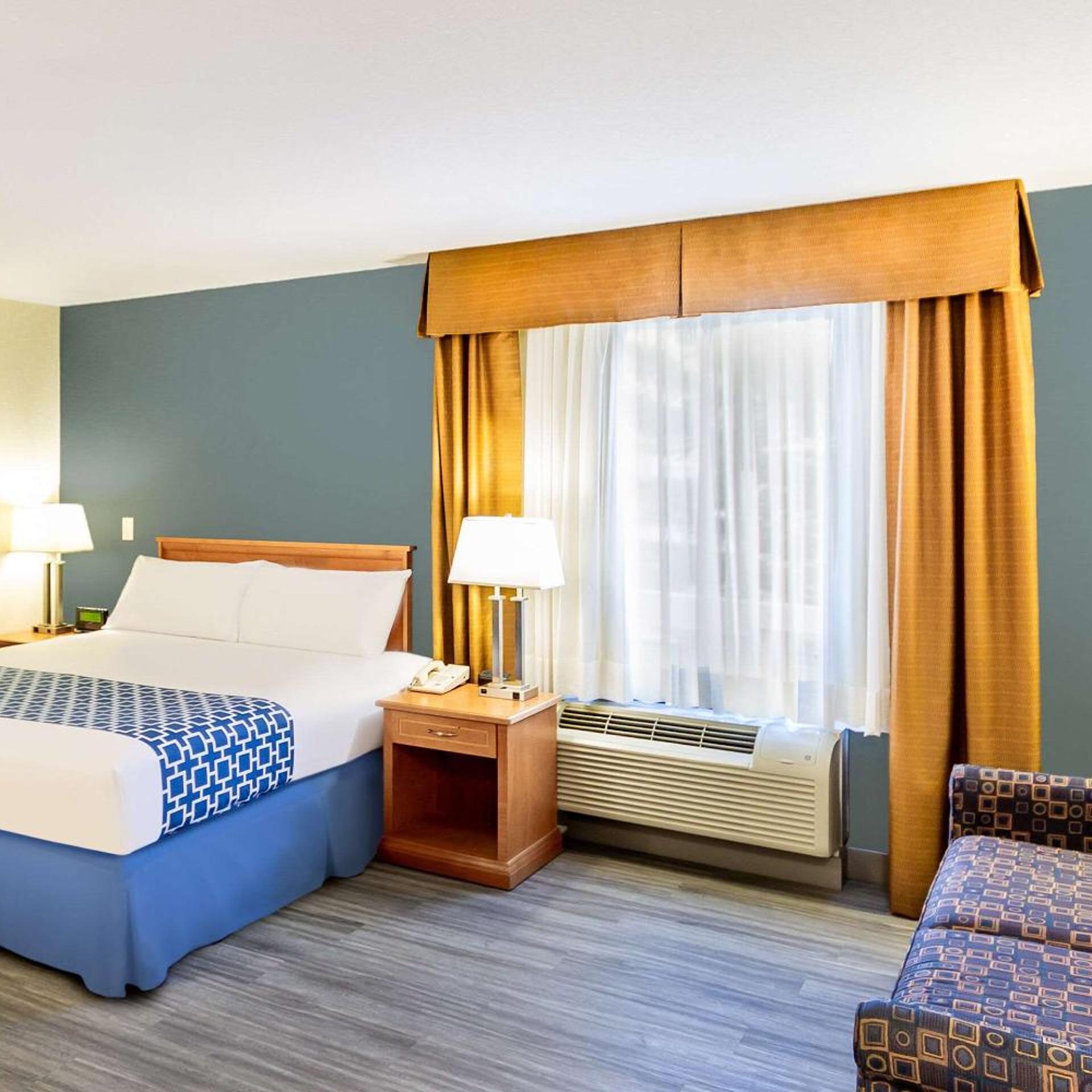 جناح بسرير كينج وسرير كوين مع أريكة في المبنى الرئيسي، Econo Lodge Inn & Suites Calgary - University 4/7