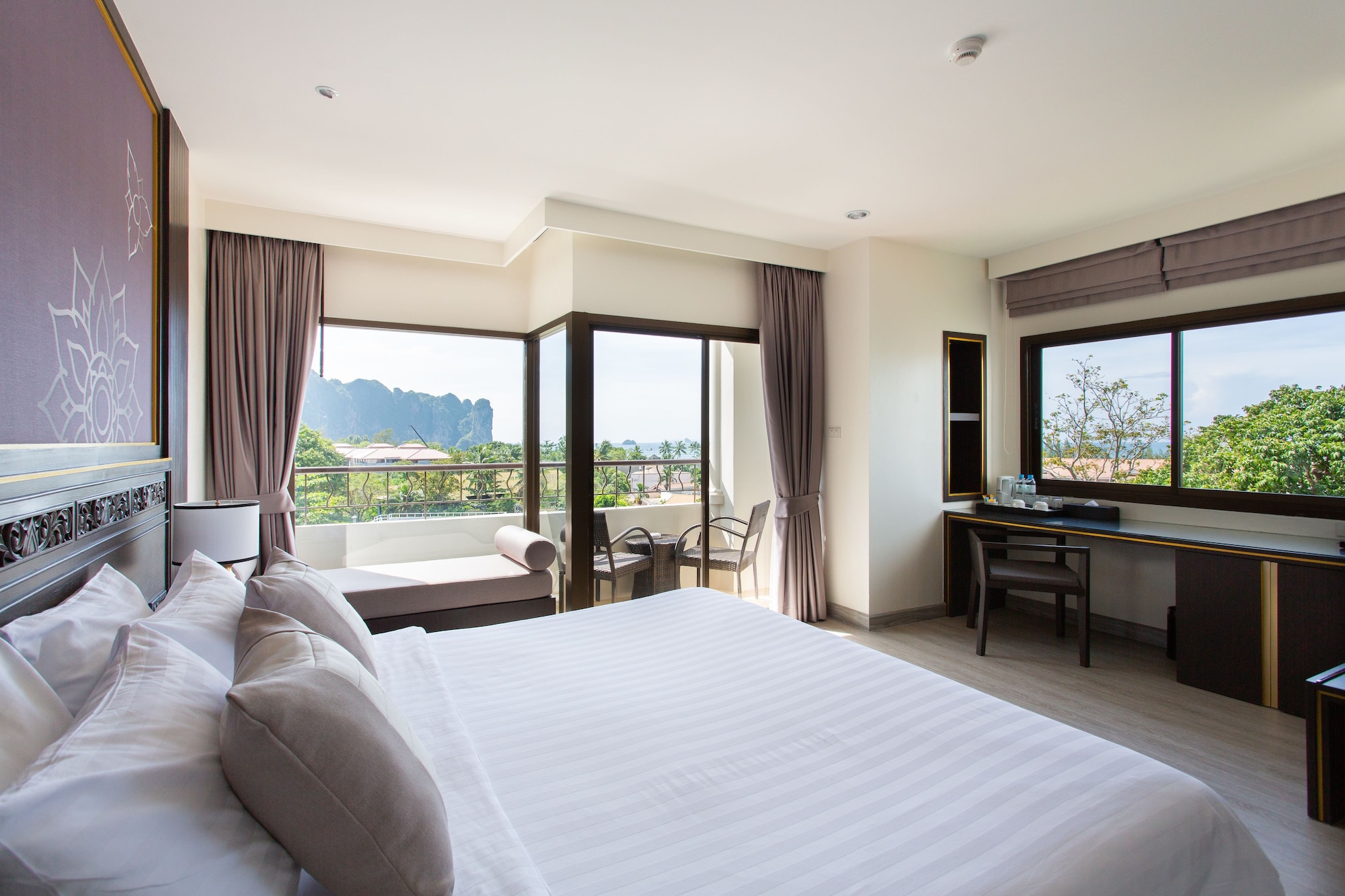 Deluxe, Sea View