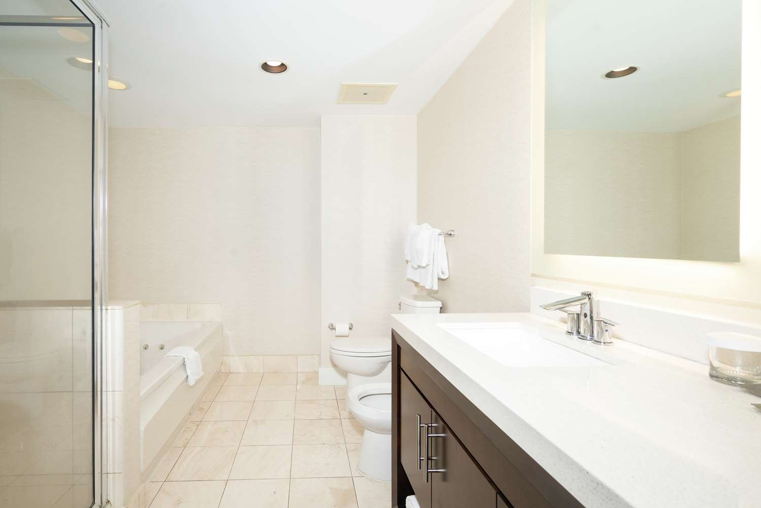 جناح بإطلالة على البحر بـ3 غرف نوم، Doubletree By Hilton Ocean Point Resort – North Miami Beach 3/5
