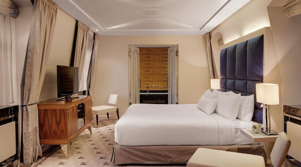 DELUXE, SUITE