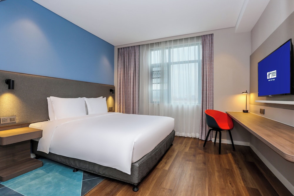 Standard, King Bed, Extra Floor Space