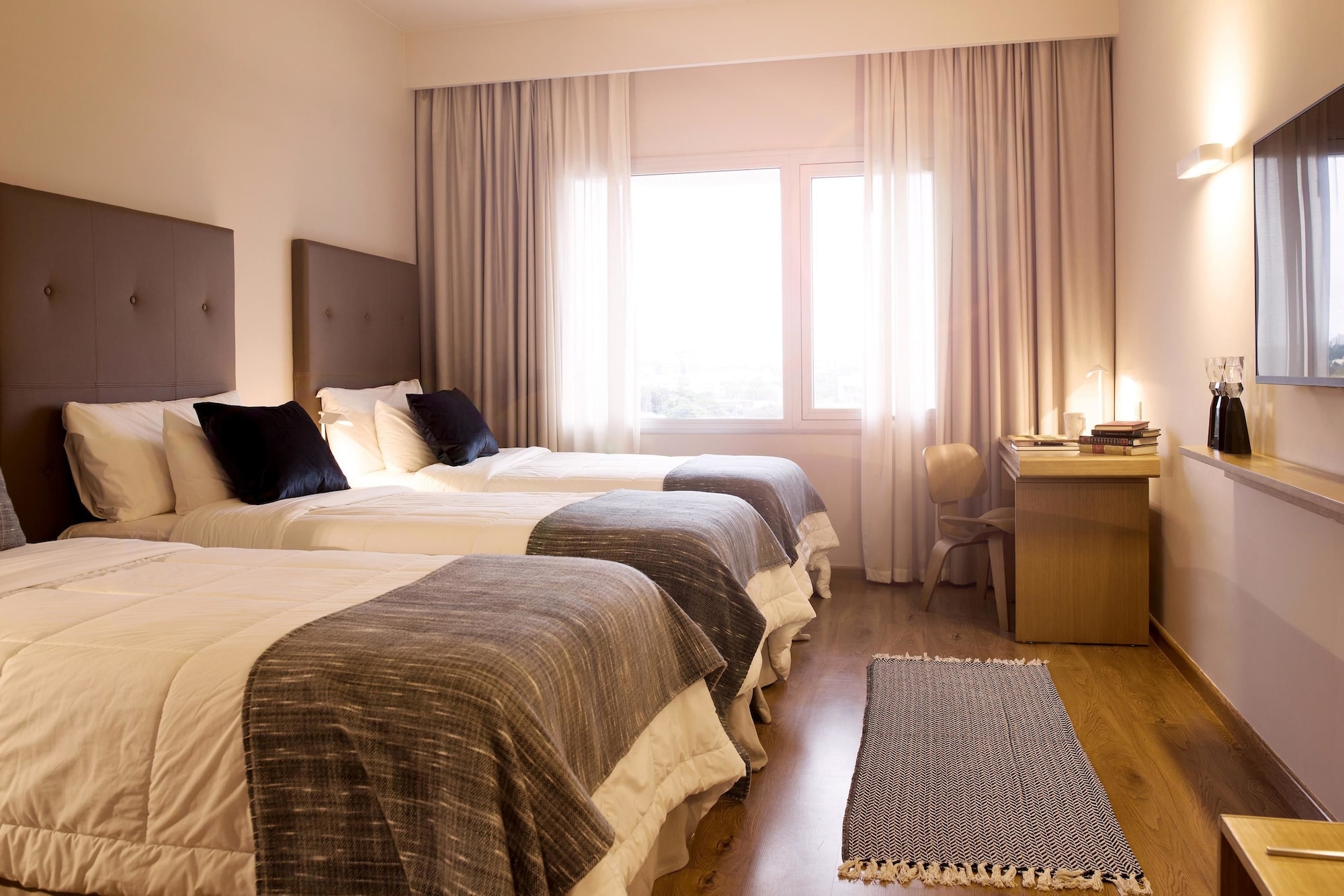 ROOM, 3 BEDS