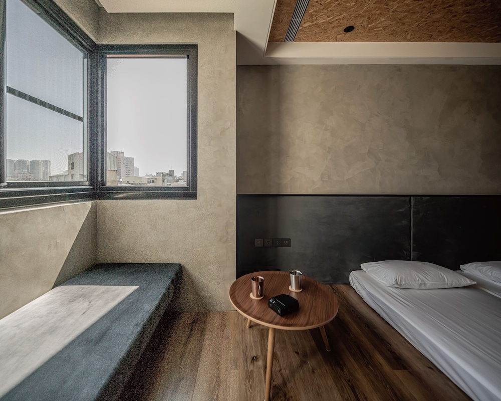 Oinn Hotel and Hostel 54/56