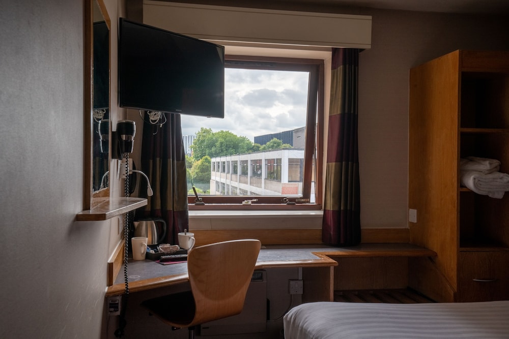 Pendulum Hotel 35/68