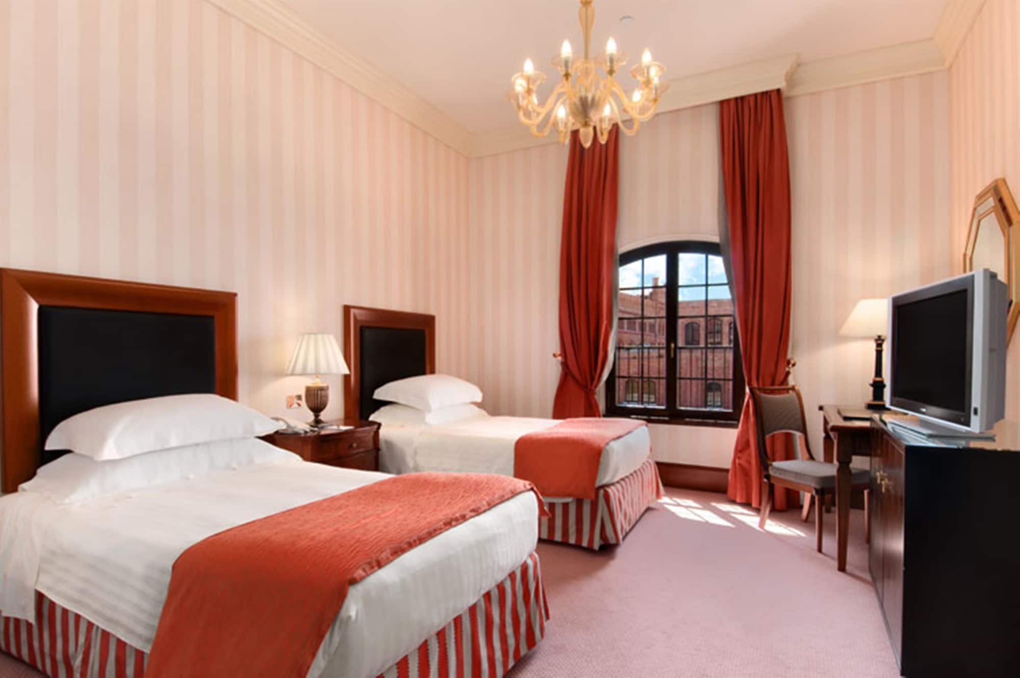 EXECUTIVE, TWIN BEDS
