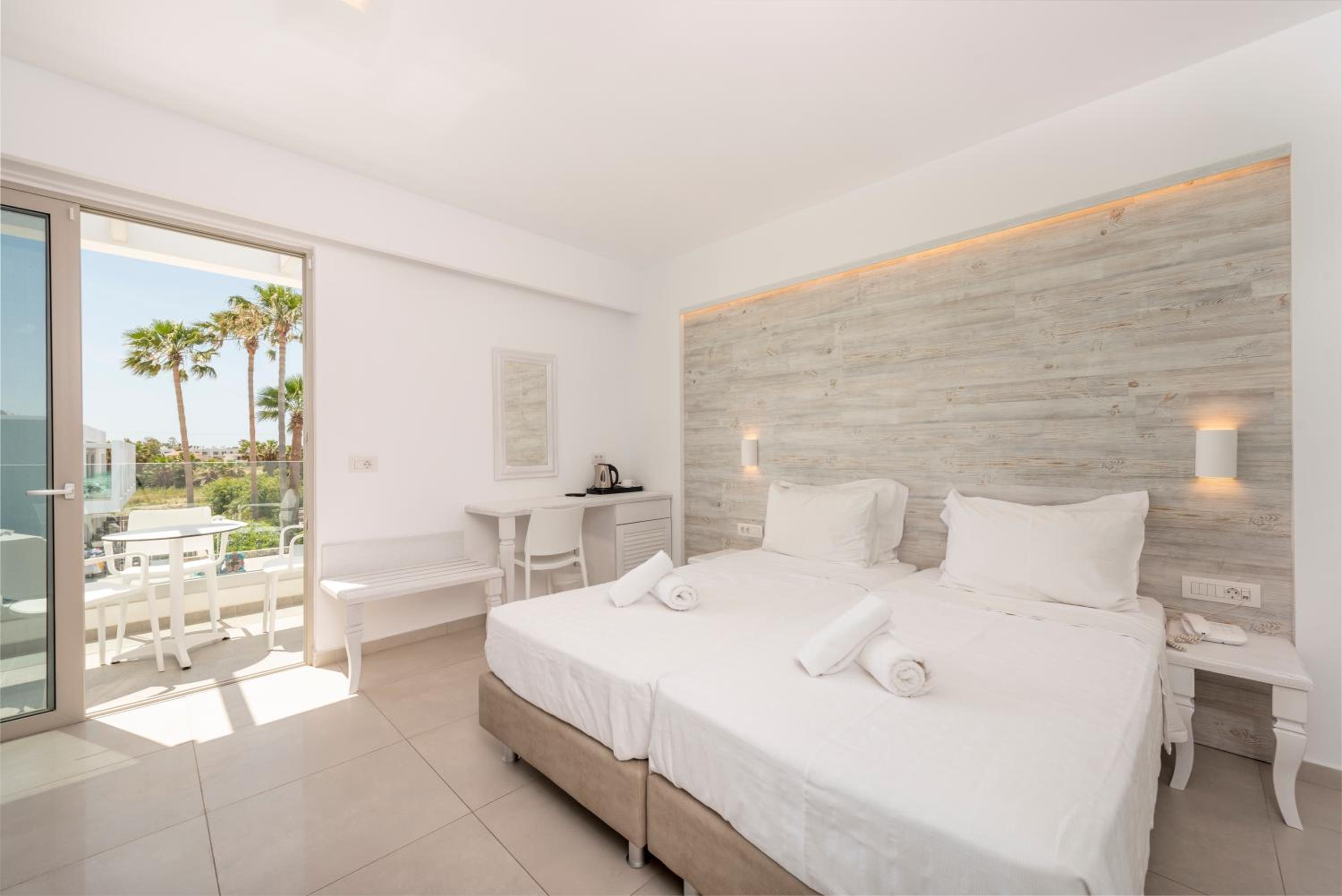DELUXE, DOUBLE BED, GARDEN VIEW
