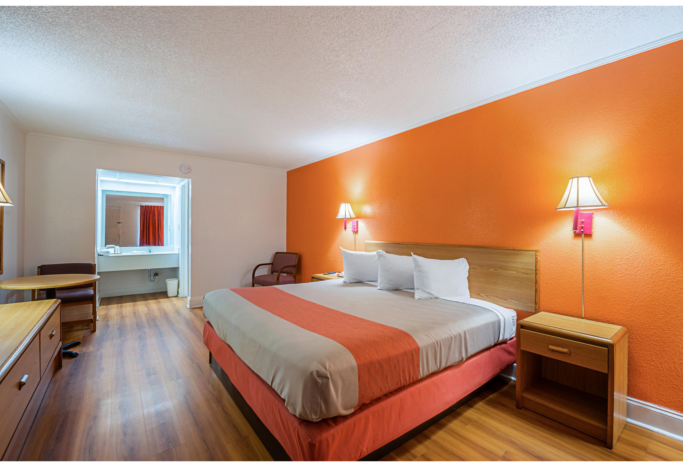 1 King Bed - Mobility Accessible Tub, Nsmk، Motel6 Perry, GA 3/4
