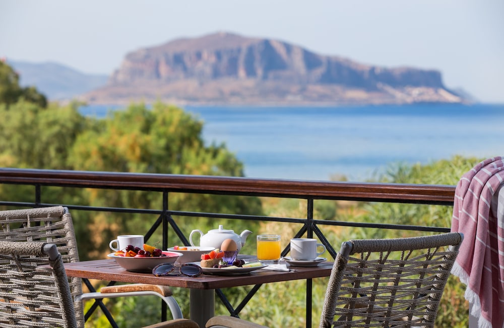 Iris Beach Hotel 35/41