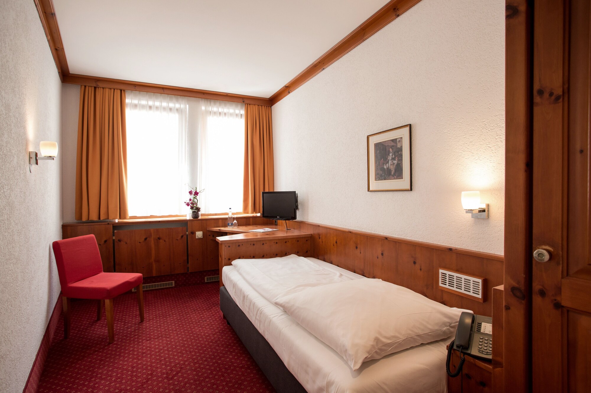 ROOM, SINGLE