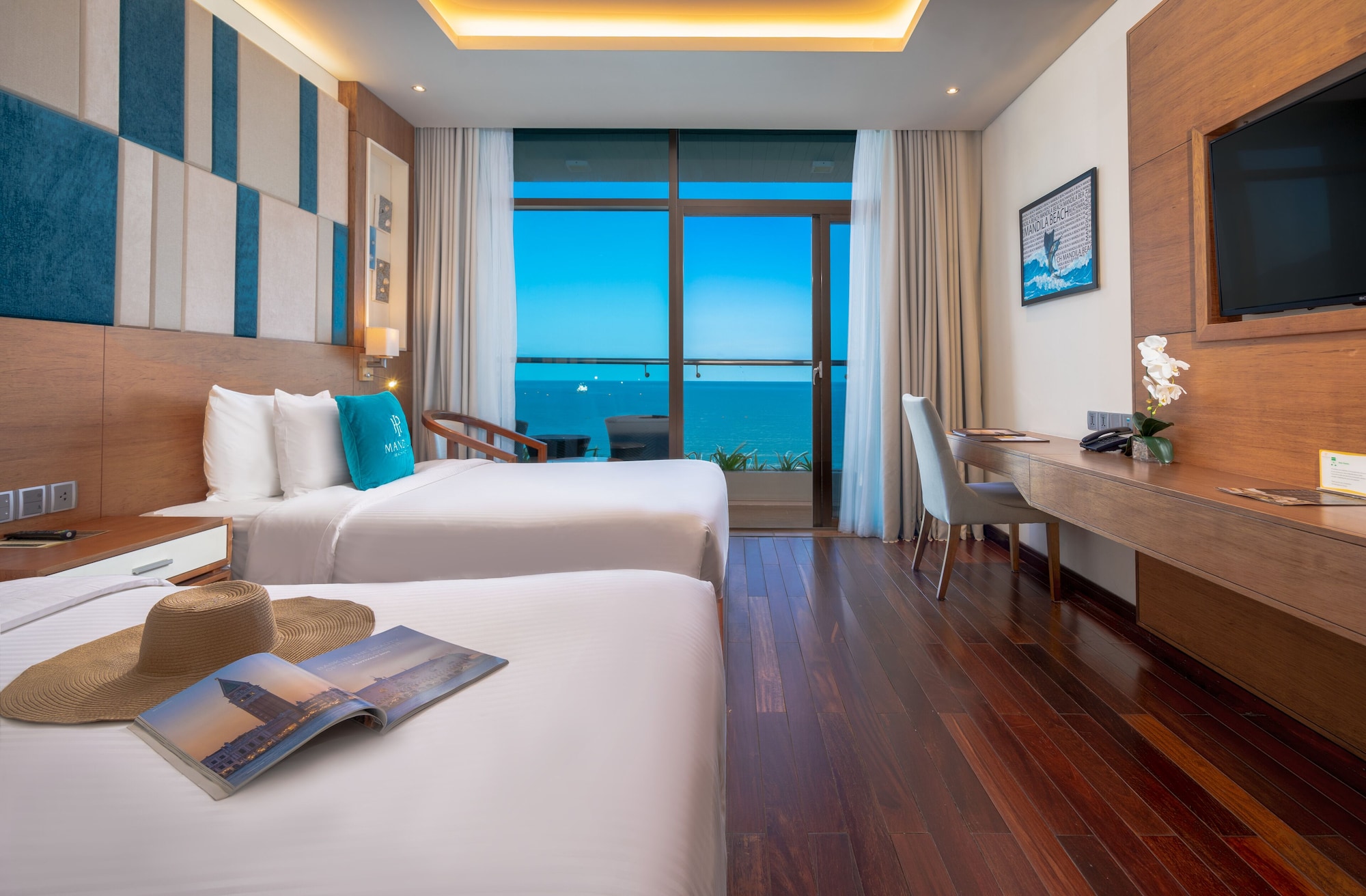 Deluxe, 2 Double Beds, Ocean Front, Balcony، Mandila Beach Hotel Danang 5/7