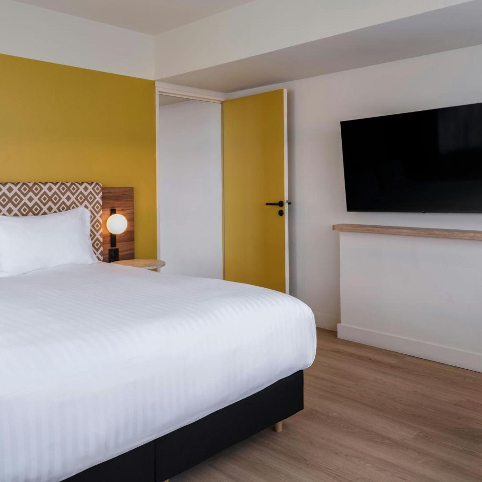 1 Bedroom, Apartment, King Bed, City View, Sofa