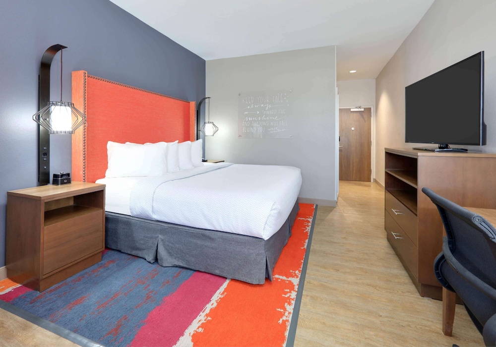 La Quinta Inn & Suites By Wyndham Lakeway 6/44