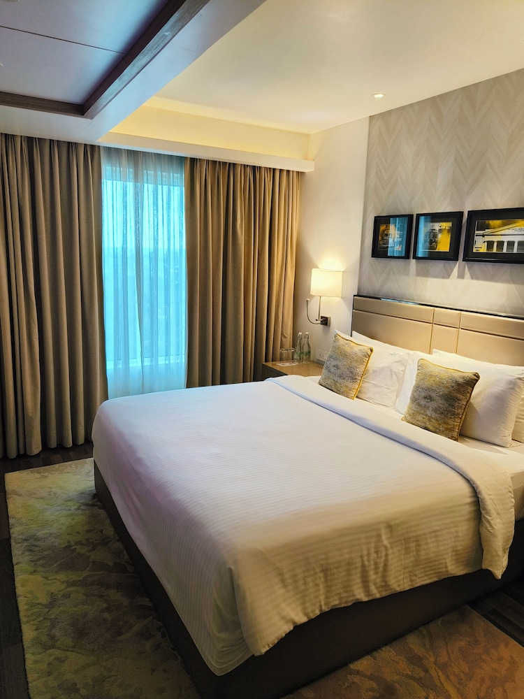 Royal Hometel Suites Dahisar Mumbai 12/43