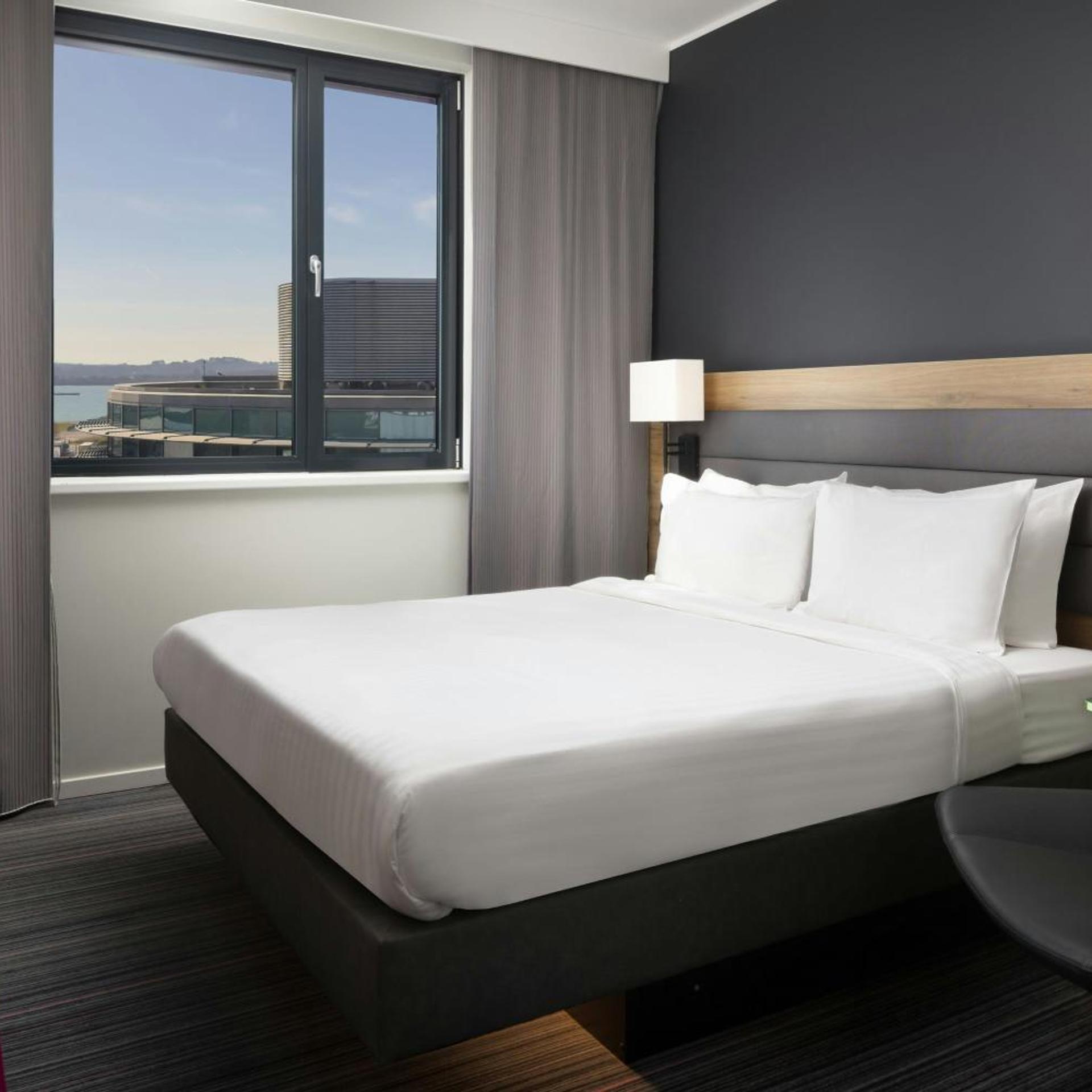 Moxy, Queen Bed