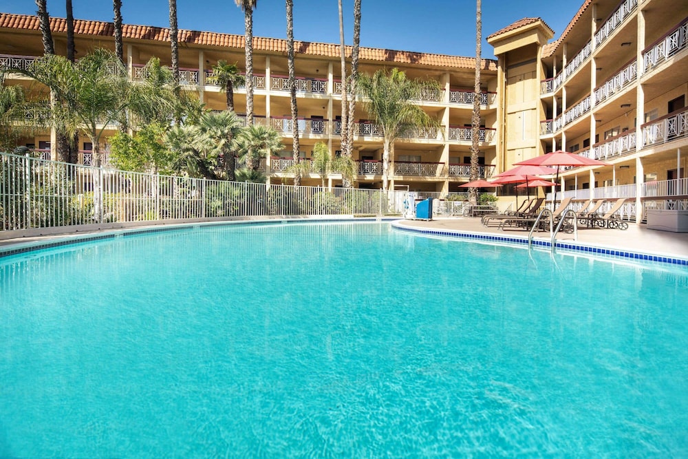 Ramada by Wyndham Burbank Airport 4/51