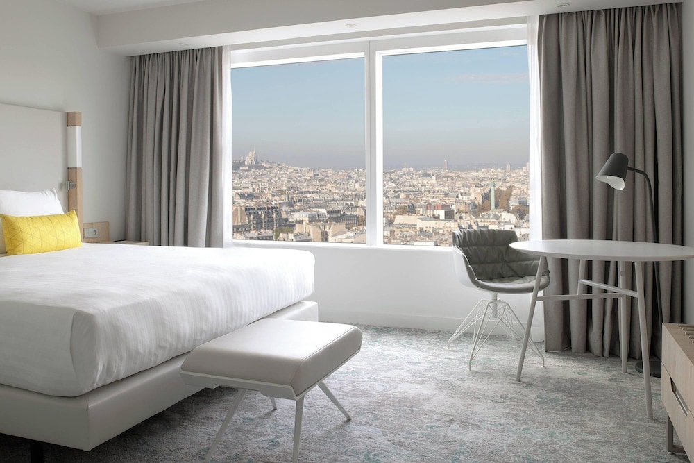 Room, King Bed, Sacre Coeur View