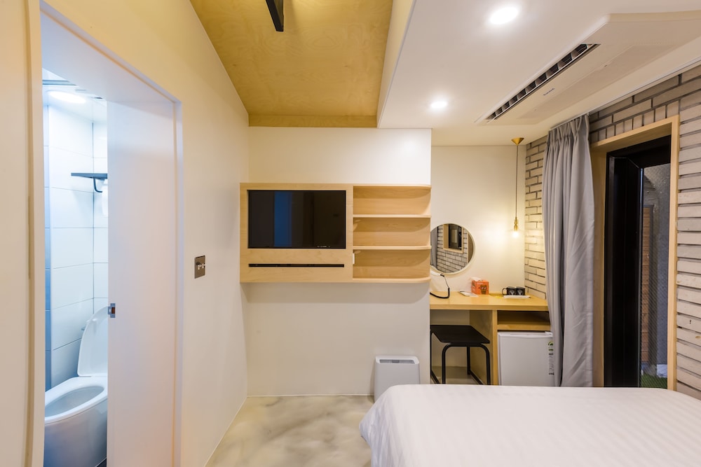 Deluxe, Queen Bed, Baroato 2Nd 3/10
