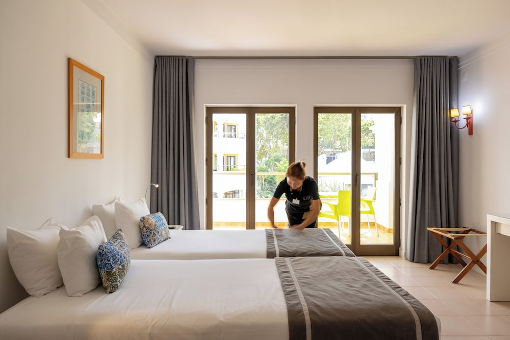 STUDIO, TWIN BEDS